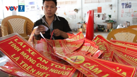 Không có quy định bắt buộc chủ phương tiện kinh doanh vận tải ô tô phải mua và niêm yết khẩu hiệu “Lái xe an toàn, tính mạng con người là trên hết” (Thời sự đêm 25/12/2015)