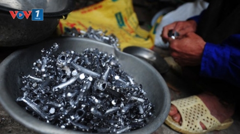 Thời sự chiều ngày 16/5/2015: 33 trẻ em ở thôn Đông Mai, xã Chỉ Đạo, huyện Văn Lâm, tỉnh Hưng Yên được xác định phải tẩy độc chì khẩn cấp