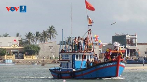 Nhiều nhà máy, xí nghiệp bắt đầu ca làm việc đầu tiên, ngư dân ra khơi chuyến biển đầu năm với khát vọng một năm mới sung túc và may mắn (Thời sự chiều 10/02/2016)