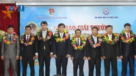 10 tài năng trẻ nhận giải thưởng Quả cầu vàng 2015 cho 4 lĩnh vực: công nghệ thông tin và truyền thông, công nghệ y dược, công nghệ sinh học và công nghệ môi trường. (Thời sự đêm 11/12/2015)