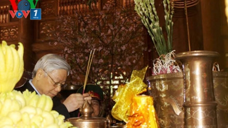 Tổng Bí thư Nguyễn Phú Trọng dâng hương tưởng nhớ Chủ tịch Hồ Chí Minh và trồng cây tại Khu di tích K9, huyện Ba Vì, Hà Nội. (Thời sự chiều 11/02/2016)