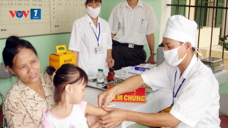 Bộ Y tế khuyến cáo người dân nên tiêm vaccine Quinvaxem trong Chương trình tiêm chủng mở rộng thay vì bị động chờ đợi vaccine dịch vụ, rất nguy hiểm cho sức khỏe của trẻ. (Thời sự đêm 30/12/2015)