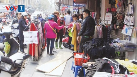 Nhức nhối chuyện quản lý vỉa hè, lòng đường Hà Nội. (11/4/2016)