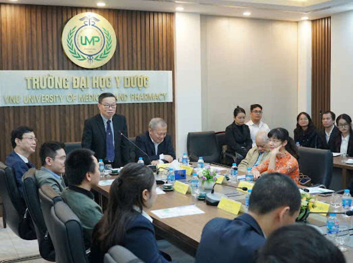 PGS.TS Công Quốc Thắng, Chủ tịch Hội Gây mê hồi sức VN và GS.TS Lê Ngọc Thành, Hiệu trưởng Trường Đại học Y dược- Đại học Quốc gia Hà Nội chủ trì hội thảo