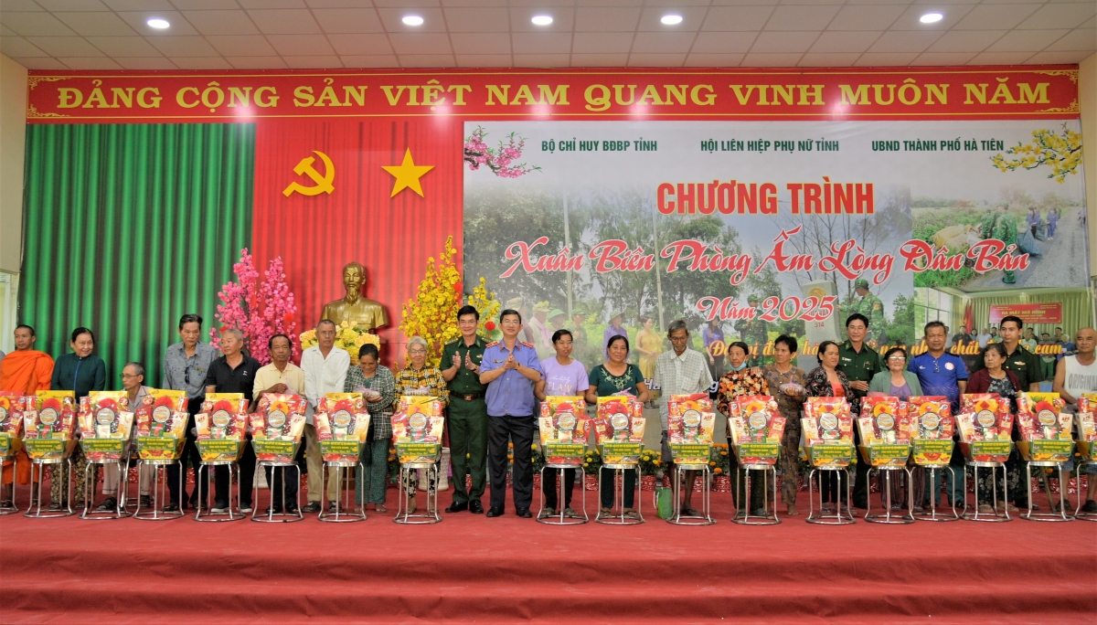 Có 297 phần quà, mỗi phần 500 ngàn đồng được Bộ chỉ huy Bộ đội Biên phòng tỉnh và các đơn vị phối hợp, nhà đồng hành trao đến tay người dân vùng biên