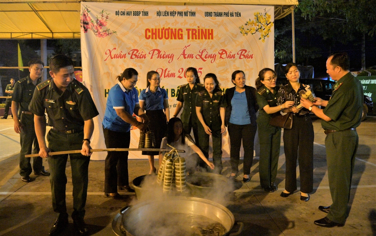 Hoạt động nấu, vớt bánh tết mừng xuân