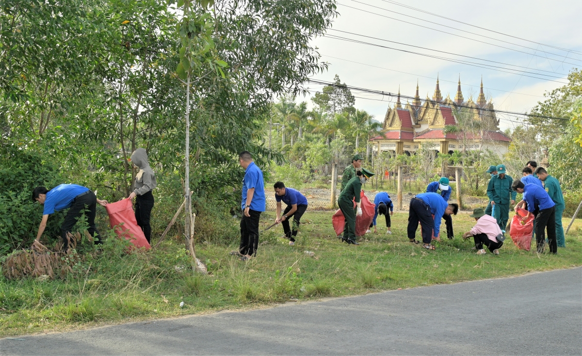 Lực lượng đoàn viên, thanh niên liên chi đoàn tiến hành tổng vệ sinh, thu gom rác thải dọc tuyến biên giới
