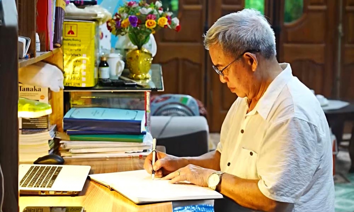 Nhà nghiên cứu văn hóa dân gian Điêu Văn Thuyển đang ngày đêm tích cực truyền dạy văn hóa Thái cho các thế hệ trẻ quê mình