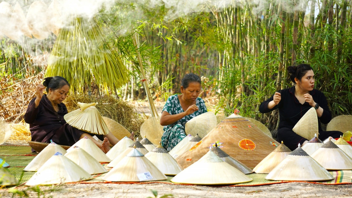 Phụ nữ làng nón ngựa Phú Gia tỉ mỉ với các công đoạn làm nón. 
