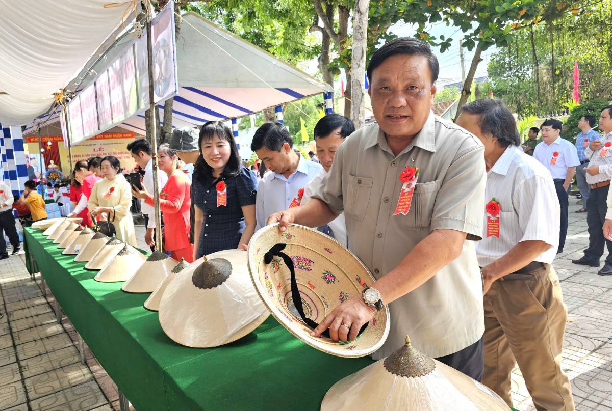 Ông Lê Kim Toàn, Phó Bí thư Tỉnh ủy Bình Định thăm làng nón ngựa Phú Gia