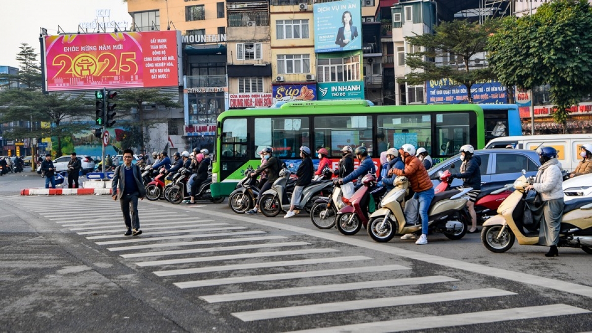 Người dân chấp hành nghiêm chỉnh Luật Giao thông, dừng chờ đèn đỏ ngay ngắn trước vạch.