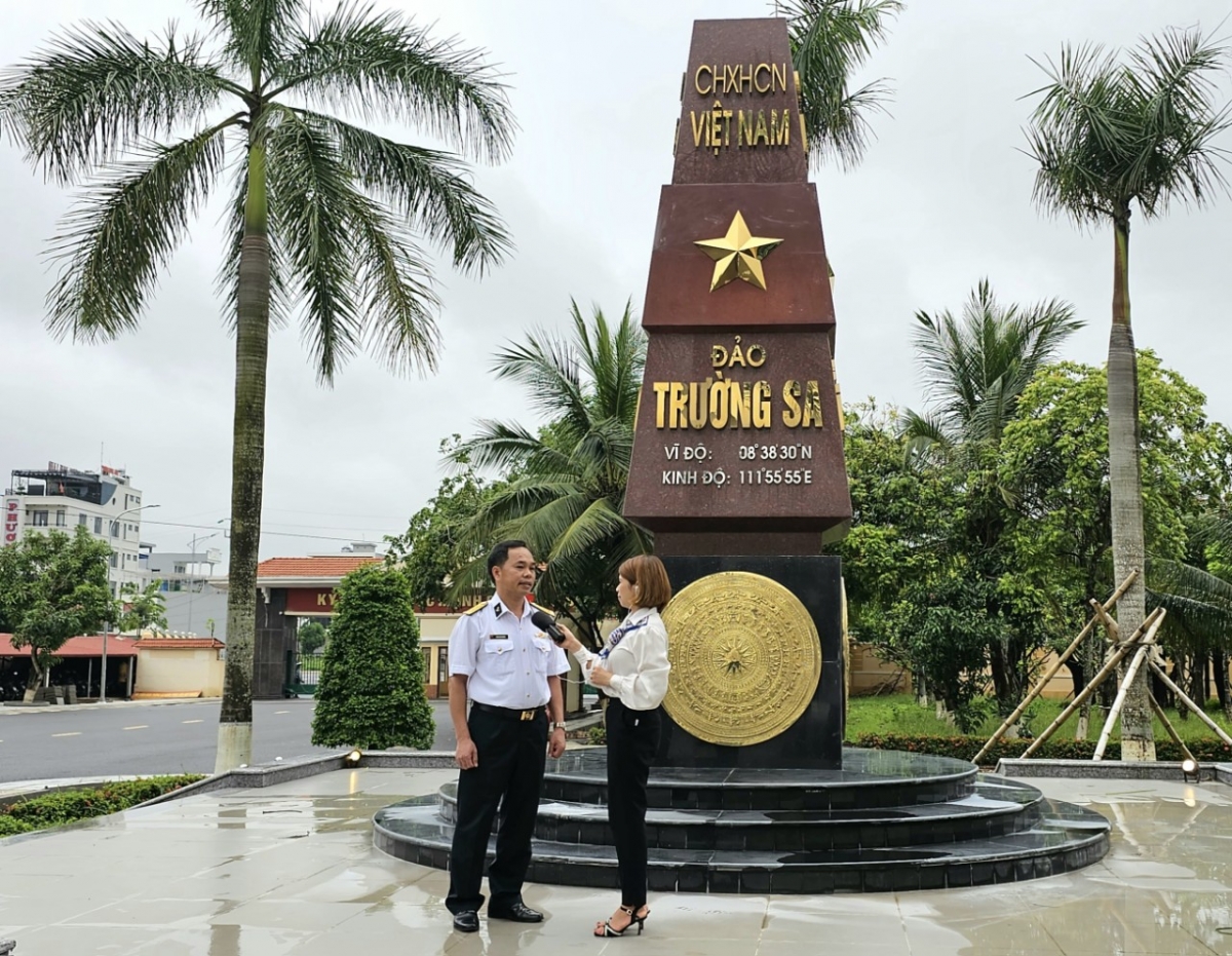 Thượng tá Đinh Văn Cường chia sẻ với phóng viên Đài TNVN về món quà đặc biệt mà quân dân Trường Sa gửi tặng TBT Nguyễn Phú Trọng
