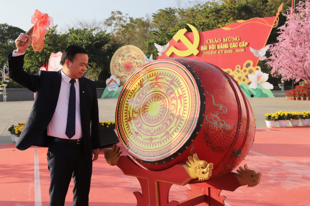 Ông Hà Trung Chiến, Bí thư Thành ủy Sơn La đánh trống khai hội.