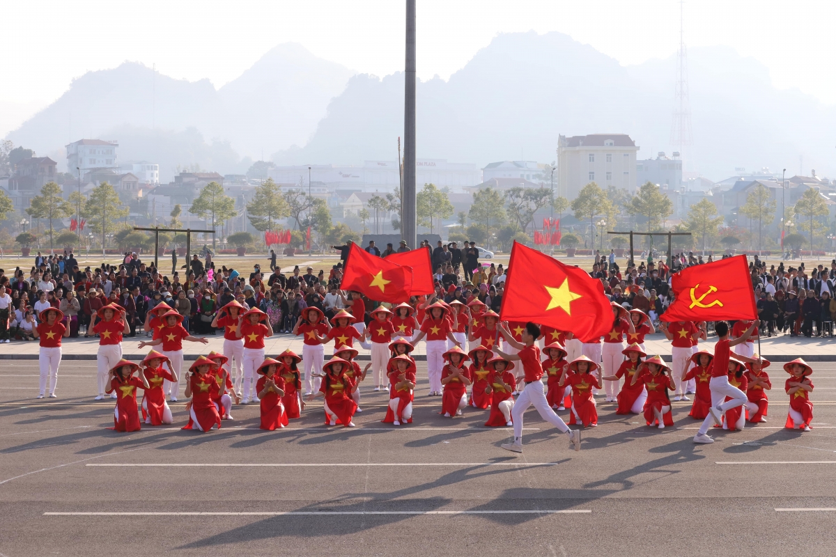 Các tiết mục mang chủ đề ngợi ca quê hương, đất nước, tôn vinh văn hóa truyền thống.