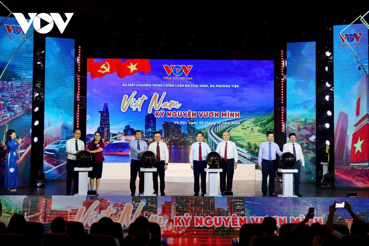 Các đại biểu thực hiện nghi thức bấm nút khởi động Chương trình chính luận “Việt Nam - Kỷ nguyên vươn mình”