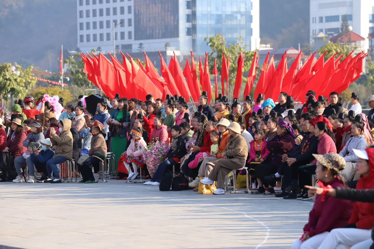Đông đảo quần chúng nhân dân, du khách tới tham gia, hòa mình vào không khí Ngày hội.