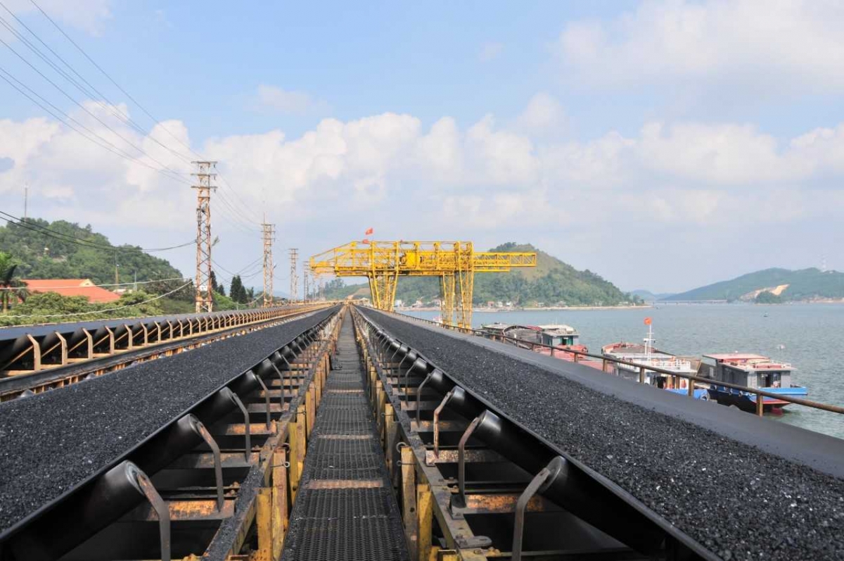 Tiêu thụ than tại Cảng than Cửa Ông (ảnh TKV)