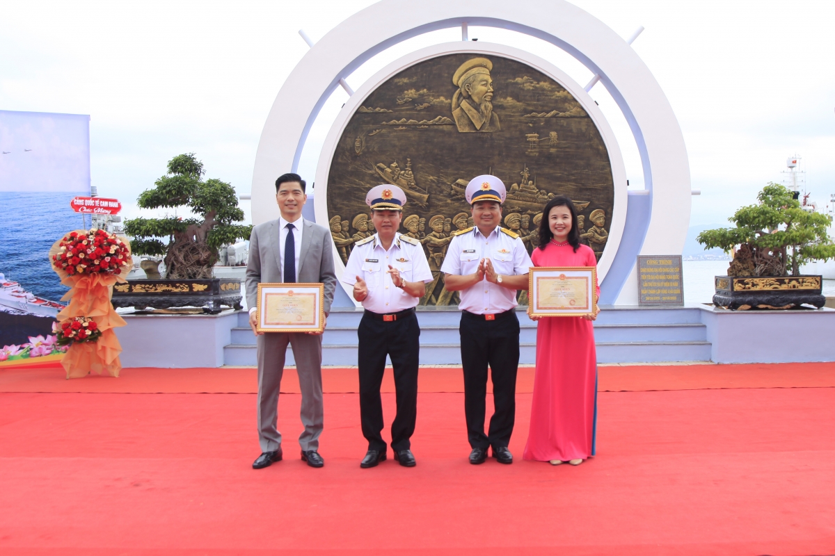 Tư lệnh, Chính uỷ Vùng 4 Hải quân trao tặng giấy khen Công ty Medistar Việt Nam và cá nhân Tổng giám đốc.