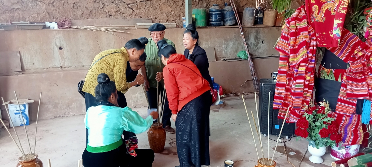 Bà con đến dự lễ xên lẩu nó cùng chung vui bên chum rượu cần