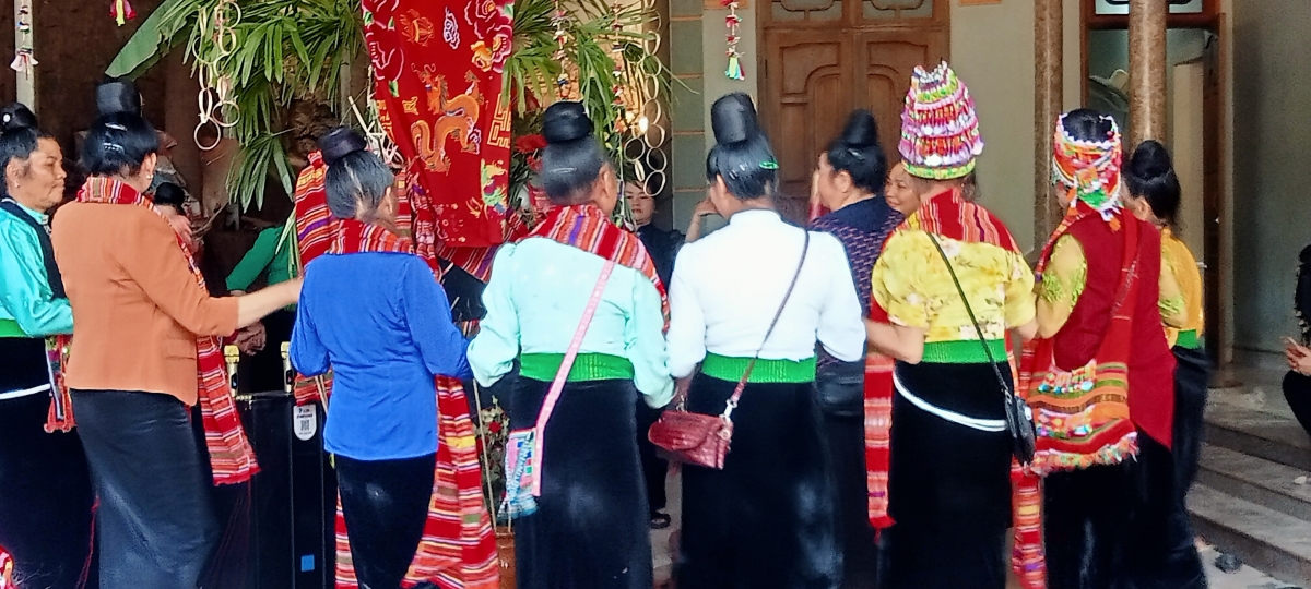 Bà con vui múa điệu tỏng lỏng, múa xòe truyền thống quanh cây nêu của đồng bào Thái trong Lễ xên lẩu nó