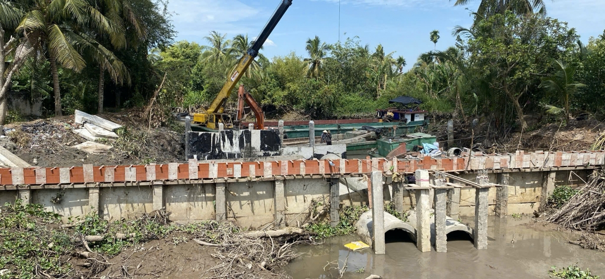 Công trình cống cầu Sơn, xã Hòa Nghĩa, huyện Chợ Lách đang thi công khẩn trương để ngăn mặn