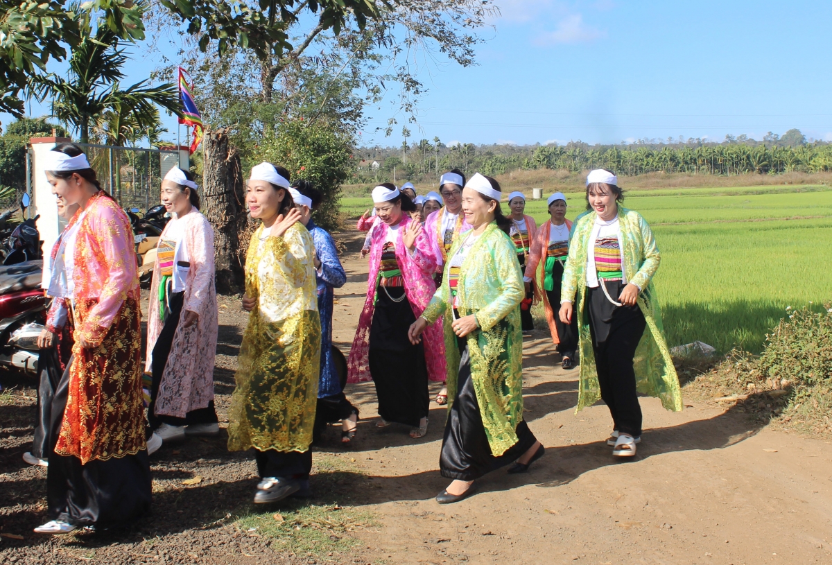 Đông đảo bà con người Mường ở xã Hòa Thắng, thành phố Buôn Ma Thuột xúng xính trong những bộ trang phục truyền thống nhiều màu sắc, phấn khởi đi lễ hội.