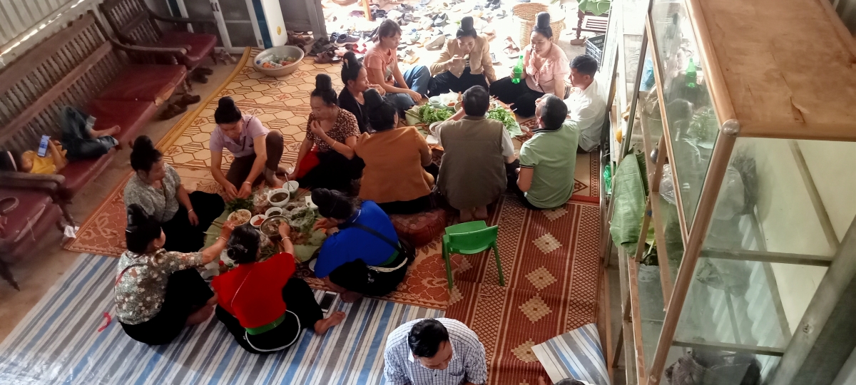 Tại lễ xên lẩu nó, các con nuôi bản trên mường dưới  ăn uống chung vui tại nhà thầy cúng