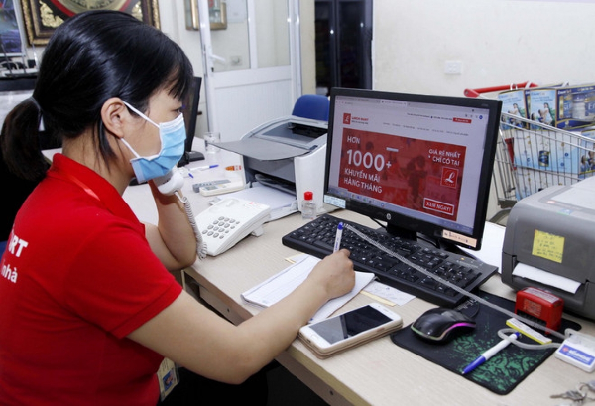 Nhân viên siêu thị nhận cuộc gọi mua hàng online từ khách hàng. (Ảnh: Hoàng Hùng/TTXVN)