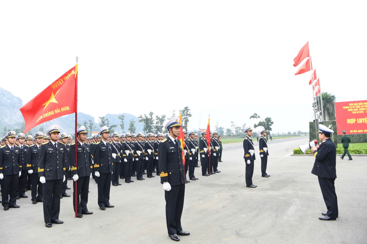 Khối đi nam tham gia luyện tập