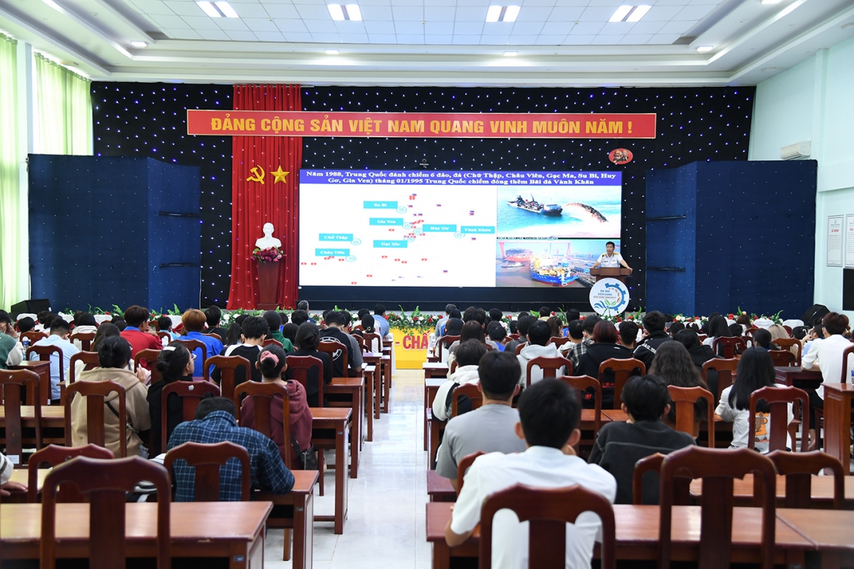 Quang cảnh buổi tuyên truyền biển, đảo tại trường Đại học Kiên Giang