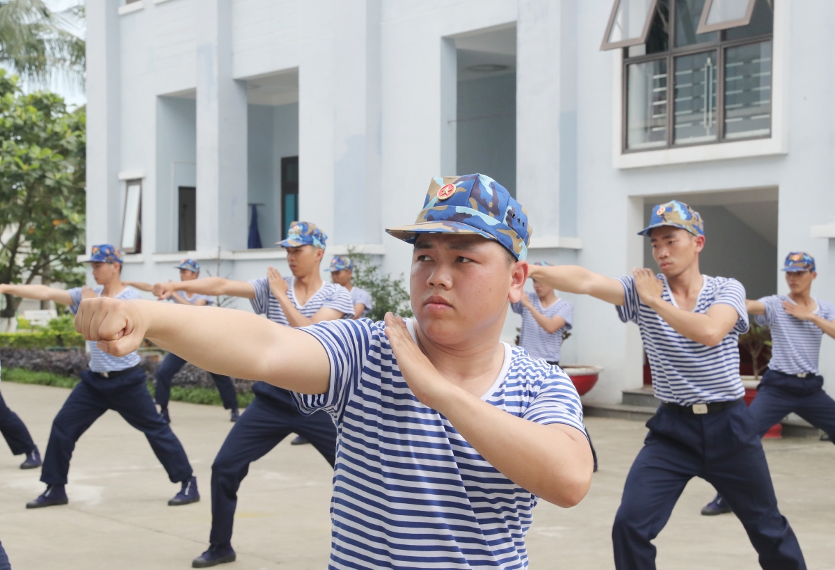 Chiến sĩ mới huấn luyện các bài võ thể dục