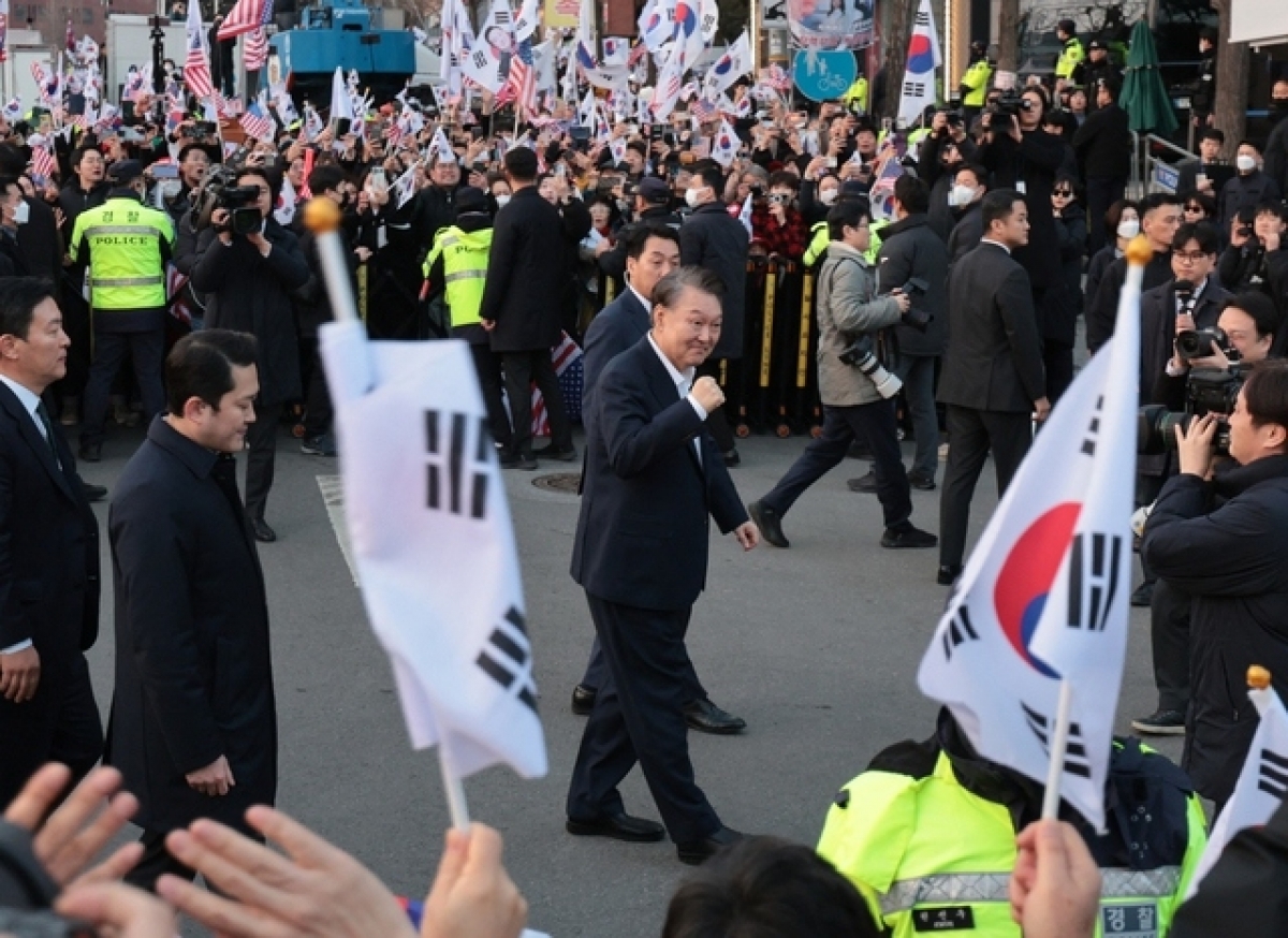 Ông Yoon Suk Yeol chào người ủng hộ sau khi được thả ngày 8.3. ẢNH: AFP