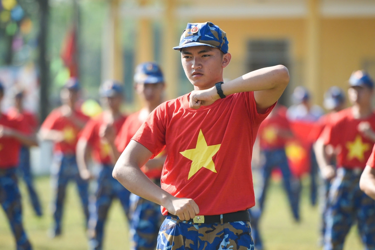 Chiến sĩ mới luyện tập các điệu vũ tập thể trong quân đội

 