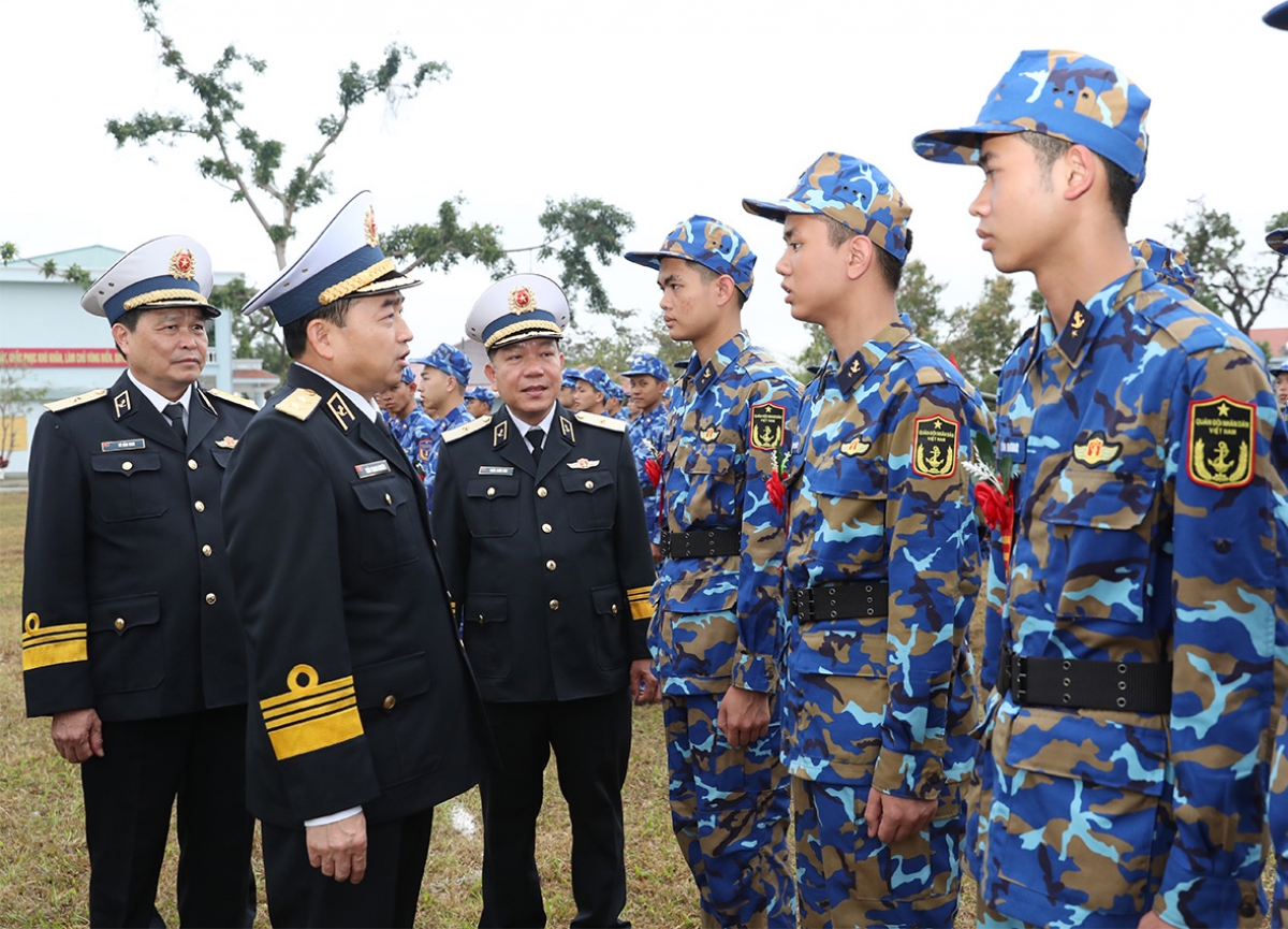 Đồng chí Phó Đô đốc Trần Thanh Nghiêm, Uỷ viên Trung ương Đảng, Tư lệnh Hải quân và lãnh đạo, chỉ huy Vùng 1 động viên chiến sĩ mới huấn luyện.