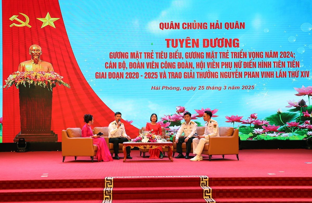 Giao lưu với các điển hình tiên tiến