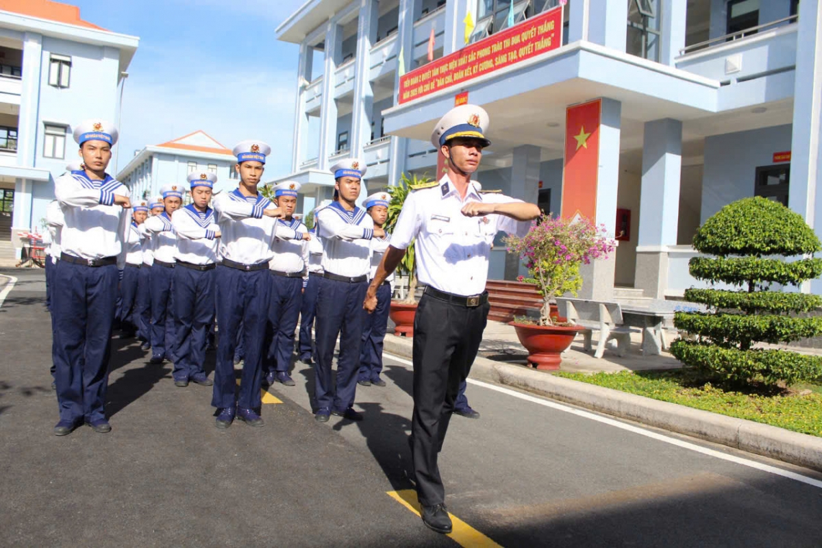 Một bài huấn luyện điều lệnh đội ngũ tay không của chiến sĩ mới