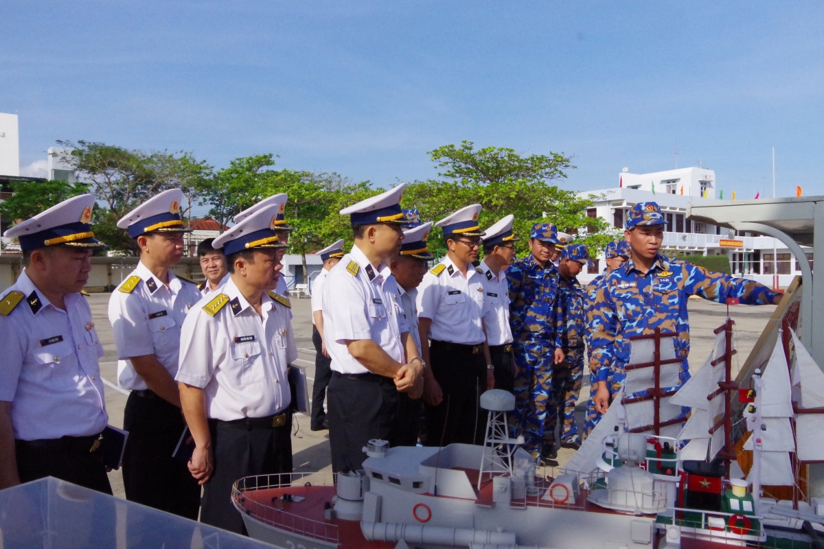 Tham quan trưng bày mô hình học cụ phục vụ huấn luyện tại Trung tâm huấn luyện Học viện Hải quân