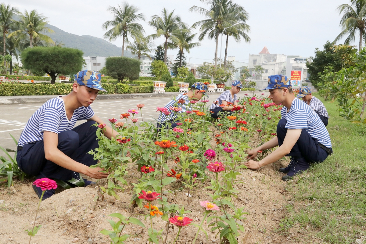 Chiến sĩ mới chăm sóc vườn hoa