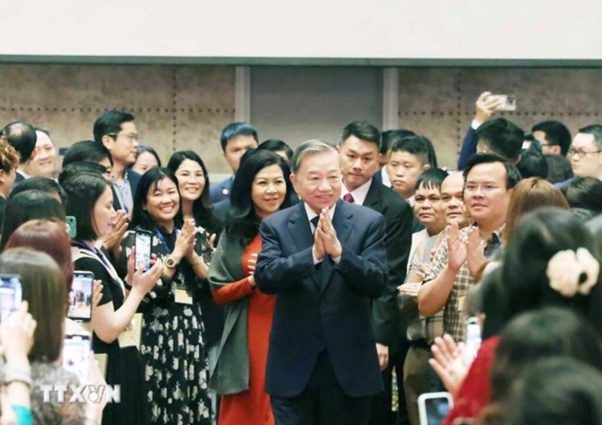 Tổng Bí thư Tô Lâm và Phu nhân gặp gỡ cán bộ, nhân viên Đại sứ quán Việt Nam tại Singapore và hơn 200 đại diện cộng đồng người Việt Nam tại Singapore.