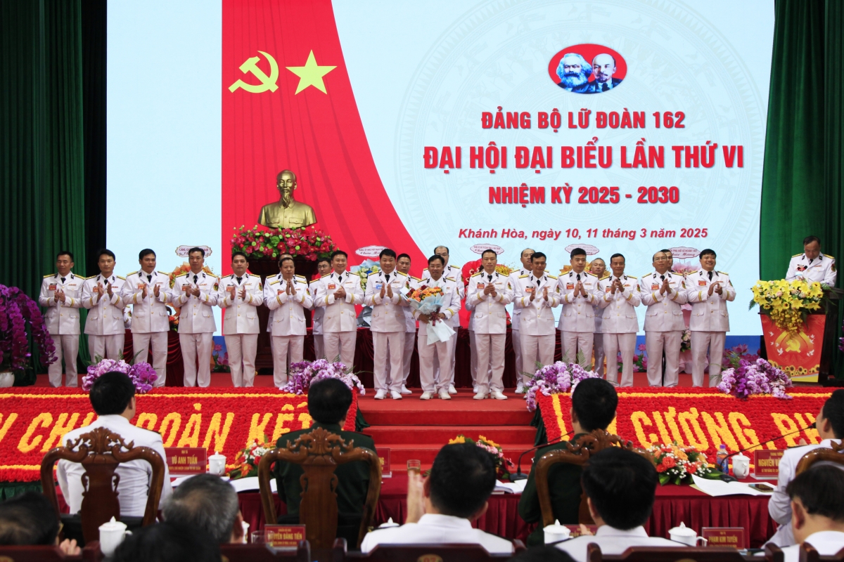 Thượng tá Bùi Xuân Bình, Bí thư Đảng uỷ, Chính uỷ Vùng 4 Hải quân tặng hoa chúc mừng Ban chấp hành nhiệm kỳ mới và đoàn đại biểu dự Đại hội Đảng bộ Vùng