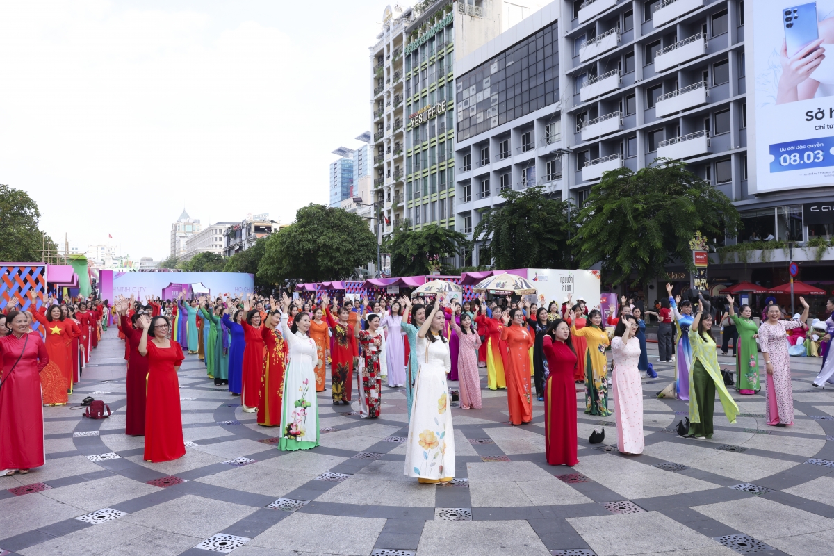 Hoạt động “Đồng diễn dân vũ áo với Áo dài” thu hút đông đảo sự tham gia của người dân TP. HCM.