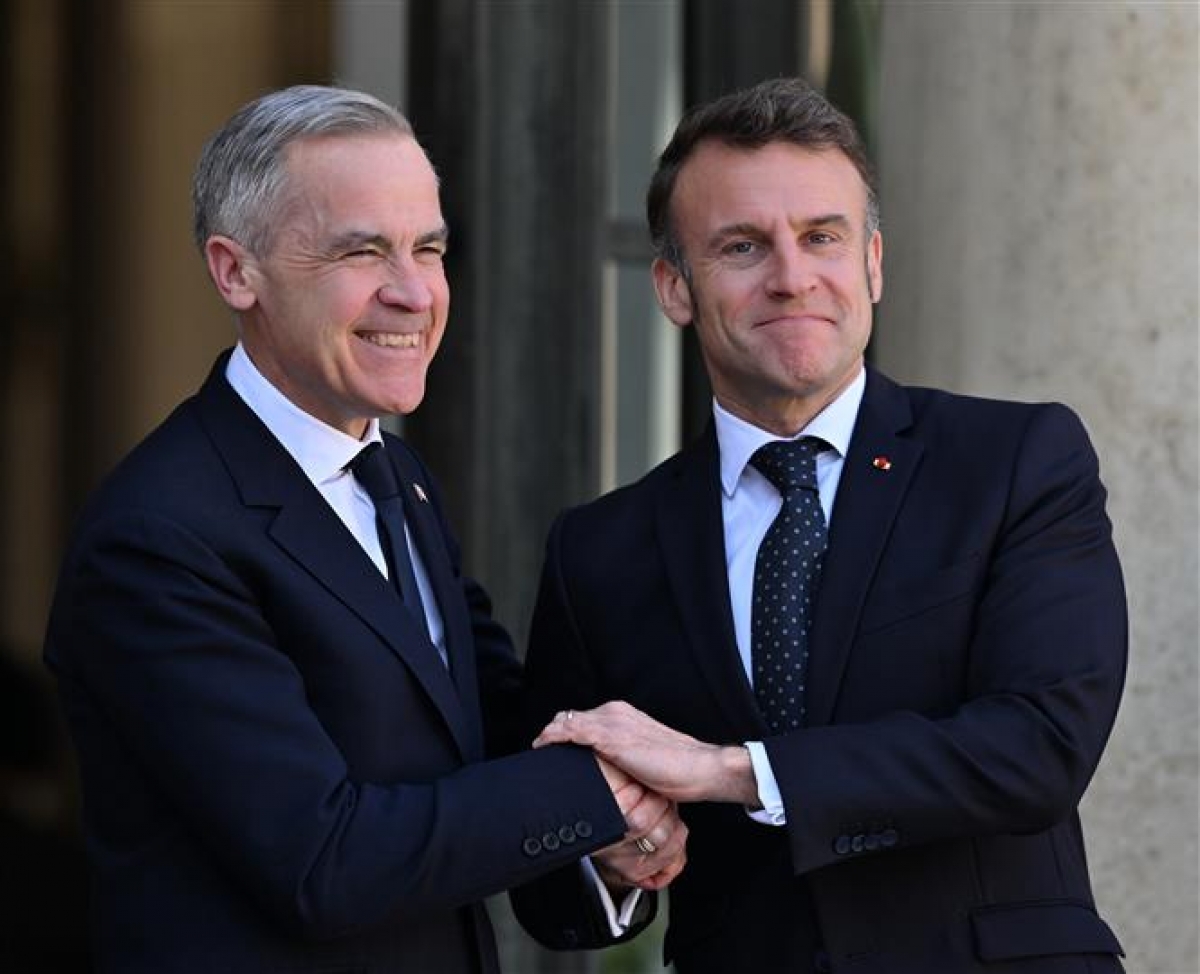 Tổng thống Pháp Emmanuel Macron (phải) và Thủ tướng Canada Mark Carney tại cuộc gặp ở Paris, Pháp, ngày 17/3/2025. Ảnh: AA/TTXVN