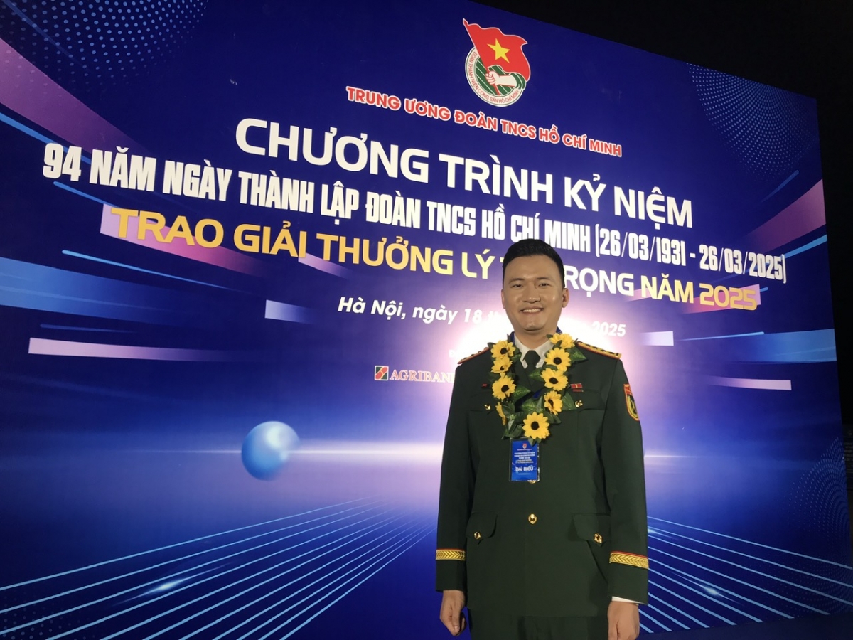 Đại úy Trần Thanh Tùng, Bí thư Chi đoàn phòng Thời sự Truyền hình, Trung tâm Phát thanh - Truyền hình Quân đội (Tổng cục Chính trị Quân đội nhân dân Việt Nam) vinh dự nhận Giải thưởng Lý Tự Trọng năm 2025