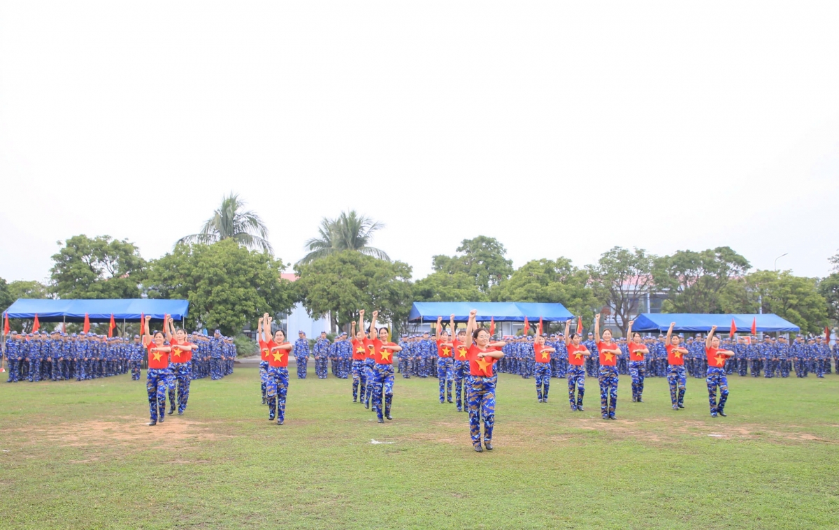 Hội phụ nữ Lữ đoàn 131 Hải quân đồng diễn các tiết mục dân vũ tại Lễ ra quân huấn luyện năm 2025