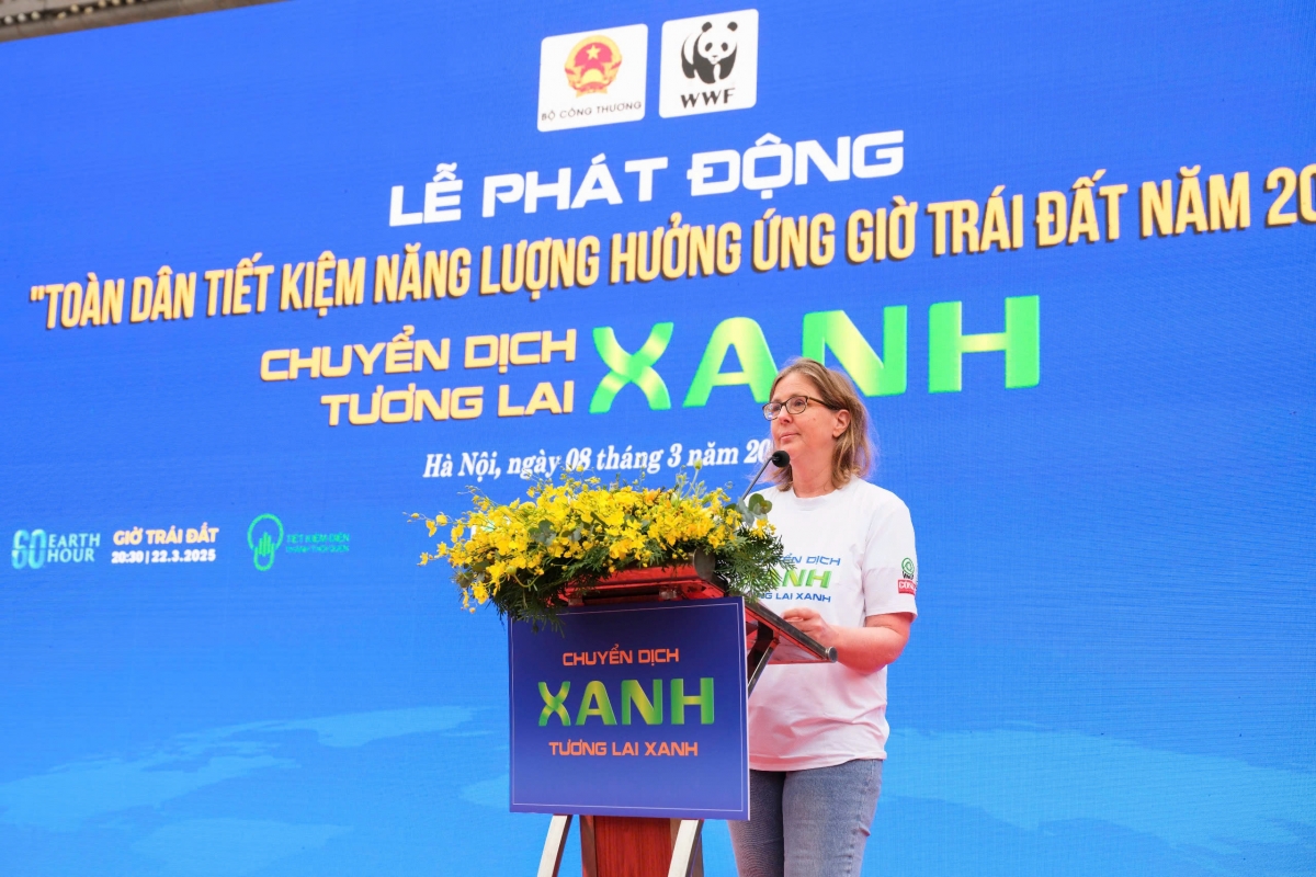 Bà Kristina Buende, Trưởng Ban Hợp tác, Phái đoàn Liên minh châu Âu tại Việt Nam chia sẻ kinh nghiệm TKNL