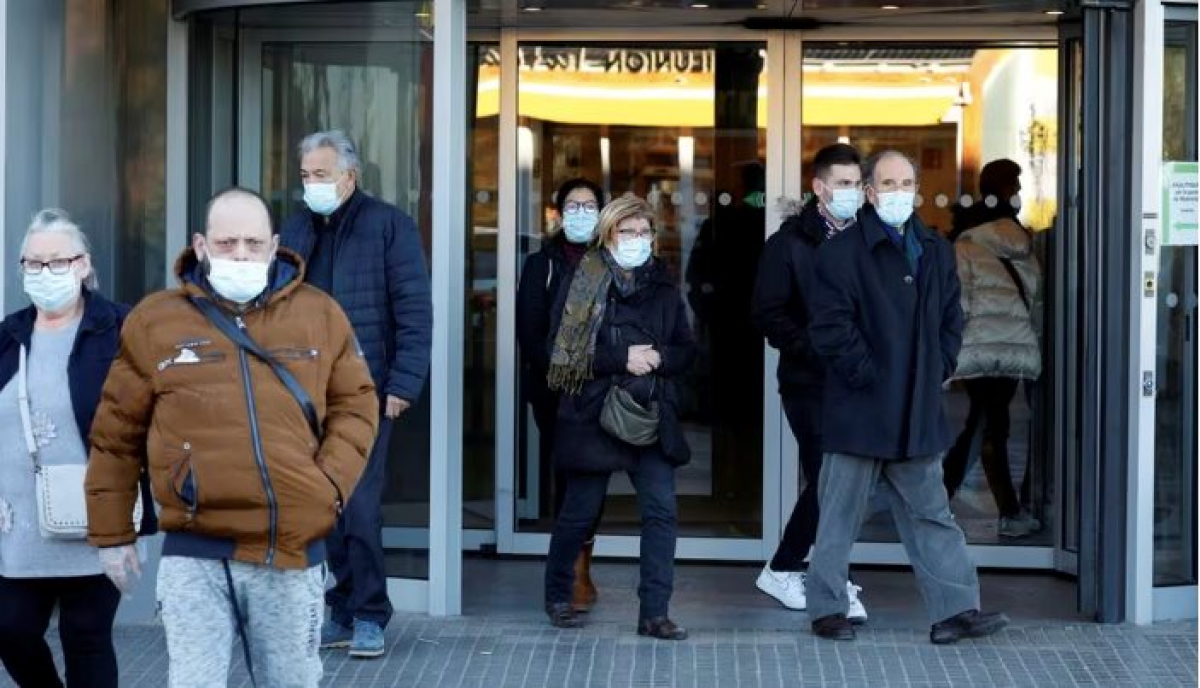 Người dân đeo khẩu trang bên ngoài bệnh viện Trias i Pujol ở Badalona, Tây Ban Nha. Nguồn ảnh: Reuters