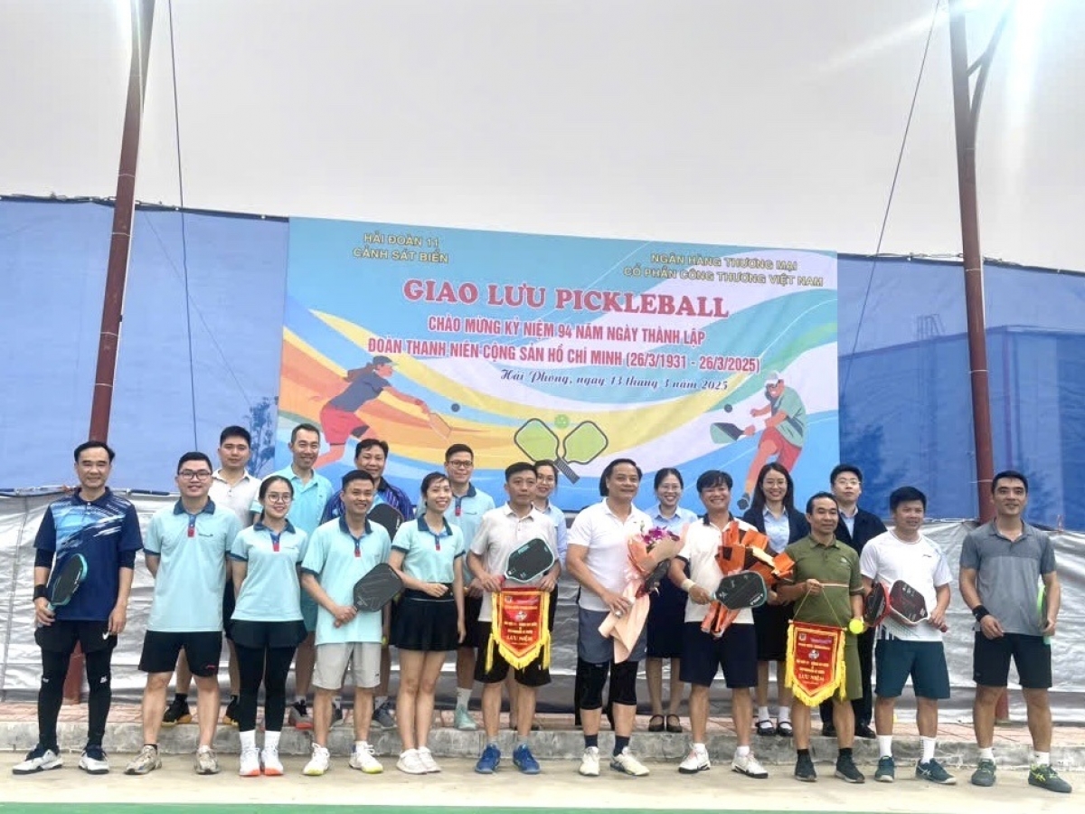 Chỉ huy Hải đoàn tặng cờ và hoa lưu niệm cho các đội tham gia giao hữu môn Pickleball