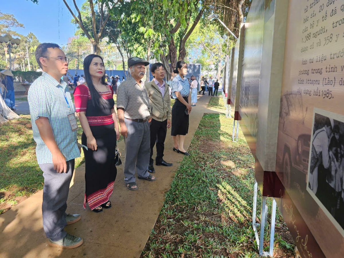 Các đại biểu tham quan triển lãm "Năm tháng chưa xa - Gia Lai - Kon Tum sau 1975"