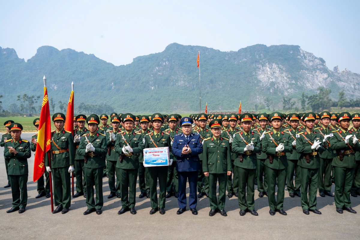 Trung tướng Lê Quang Đạo tặng quà động viên khối nam 