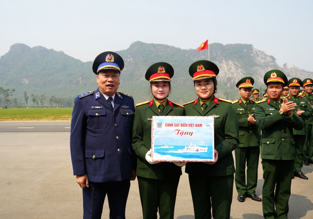 Trung tướng Lê Quang Đạo tặng quà nữ chiến sĩ Cảnh sát biển tham gia khối quân nhạc